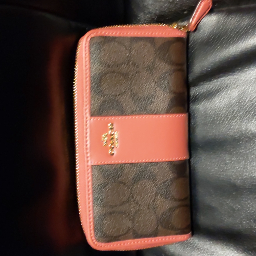 Coach Accordion Zip around Signature Wallet